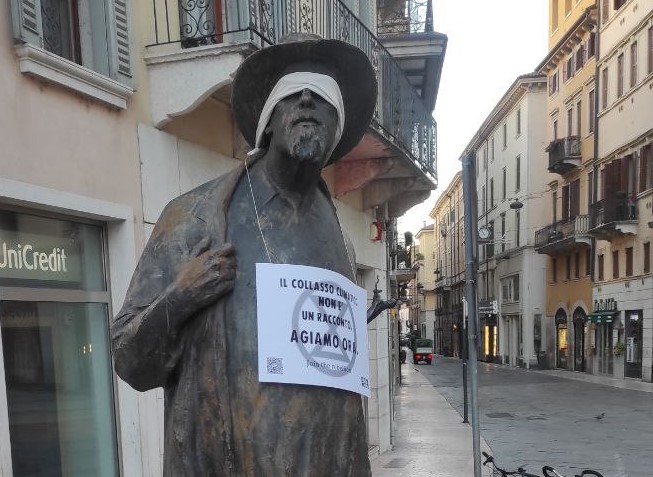 Extintion rebellion, le statue di Verona tappezzate questa mattina di inviti ad agire contro la crisi climatica