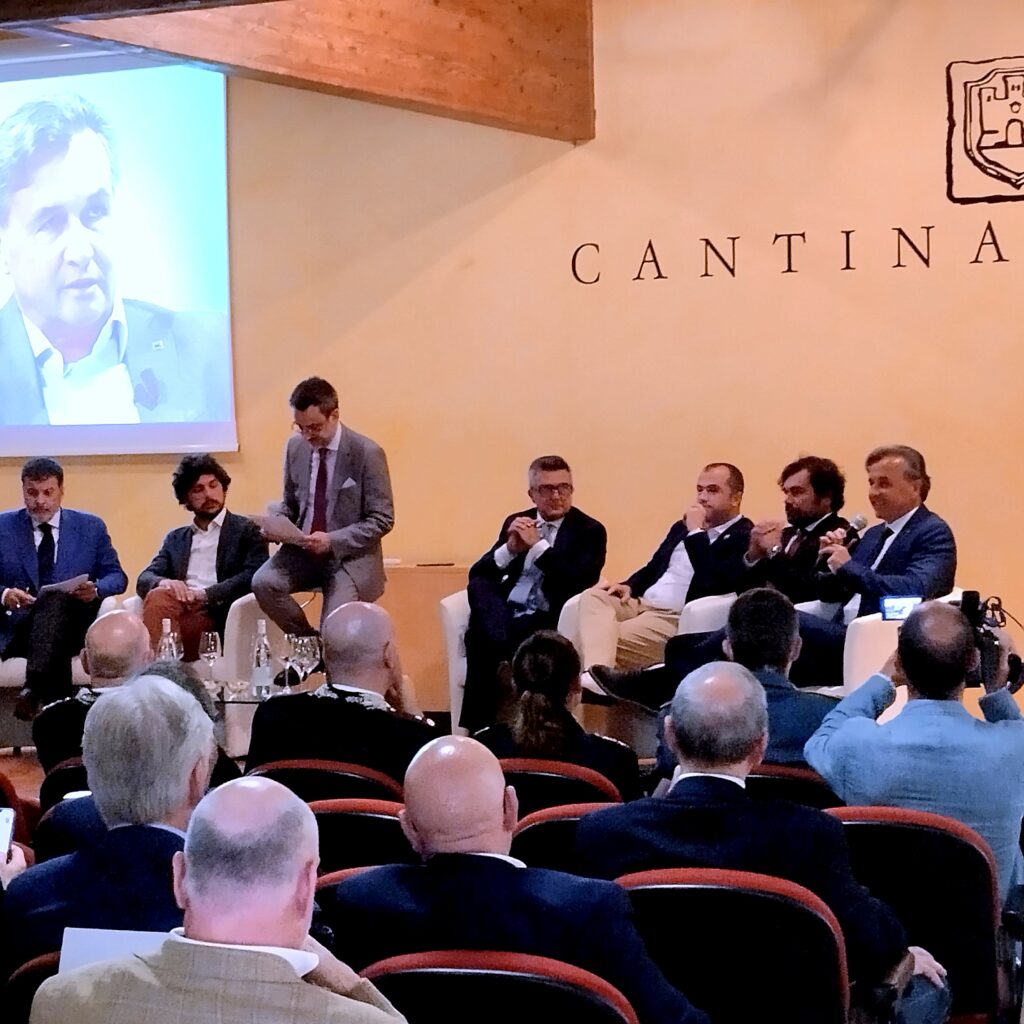 Carlo Trestini (a destra), presidente di ANCE Verona, durante uno dei suoi interventi in assemblea.