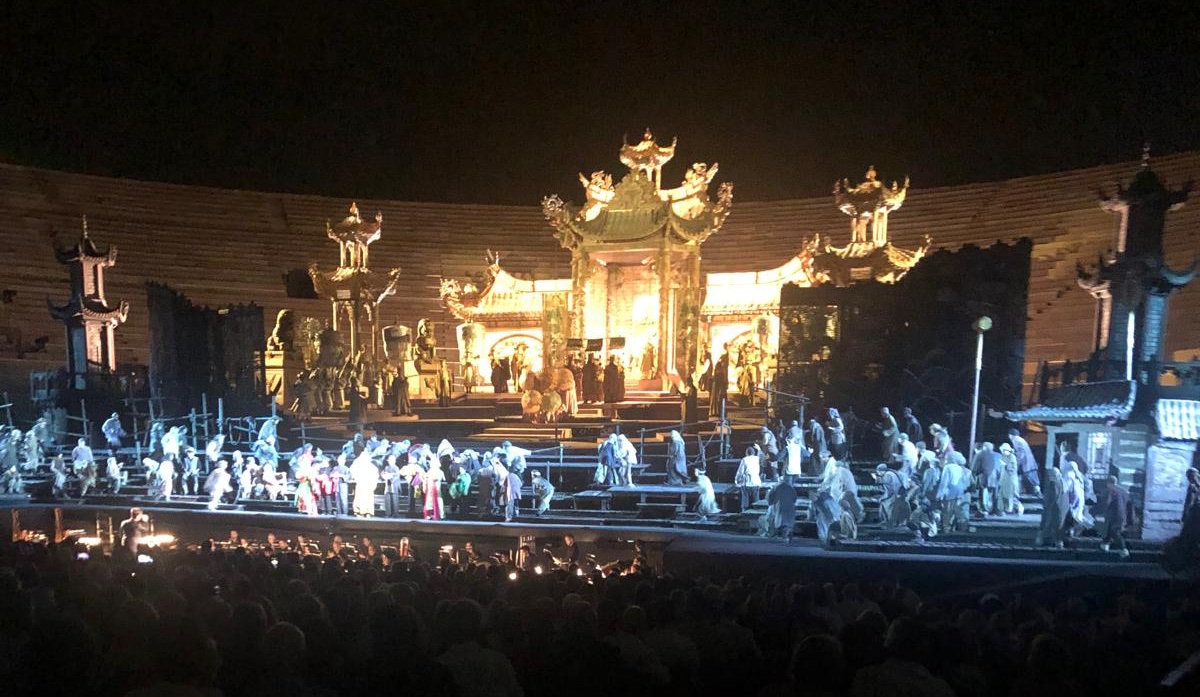 Turandot incanta l’Arena di Verona. La magia della regia di Zeffirelli e la potenza dei protagonisti