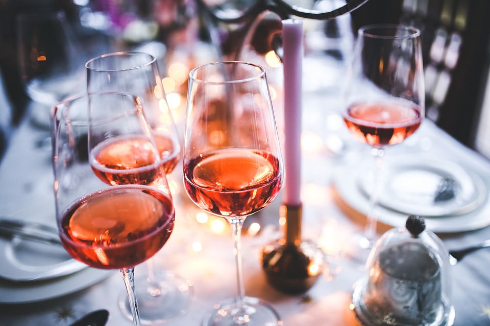 Cinque rosati di Sicilia – sotto i 20€ a bottiglia – da avere in cantina per questa estate